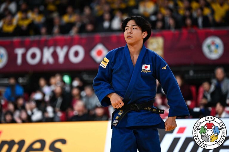 Takeshi Takeoka bat le champion du monde Tanaka