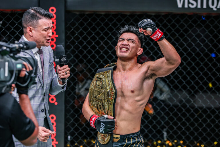 «  Tant de joie '' – Joshua Pacio a ravi de faire taire les sceptiques avec une superbe victoire du titre mondial sur Jarred Brooks