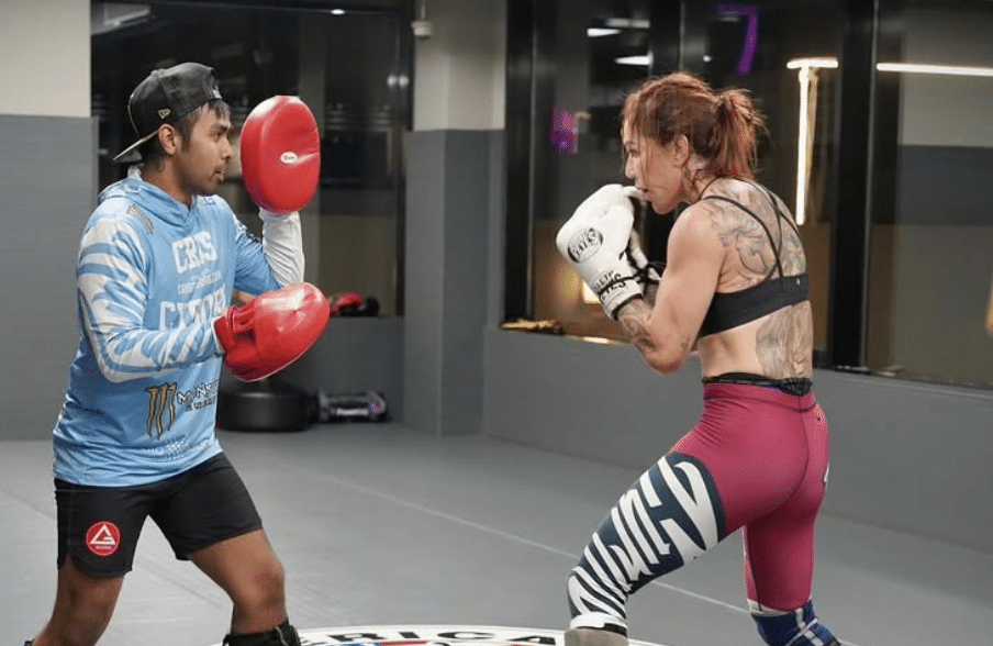 CRIS CYBORG cible MMA et Histoire de la boxe