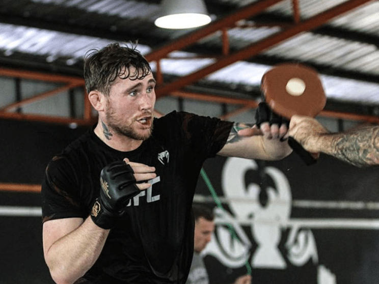 Darren jusqu'à ce que les yeux UFC reviennent