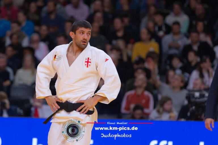 Lasha Shavdatuashvili montre sa mentalité de combattant à la foule à domicile à Tbilissi