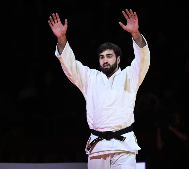 Le champion du monde junior Denis Batchaev aime le goût de l'or