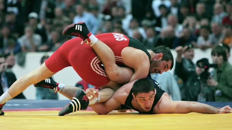 Les stars de l'UFC réagissent au décès du médaillé d'or olympique Buvaisar Saitiv