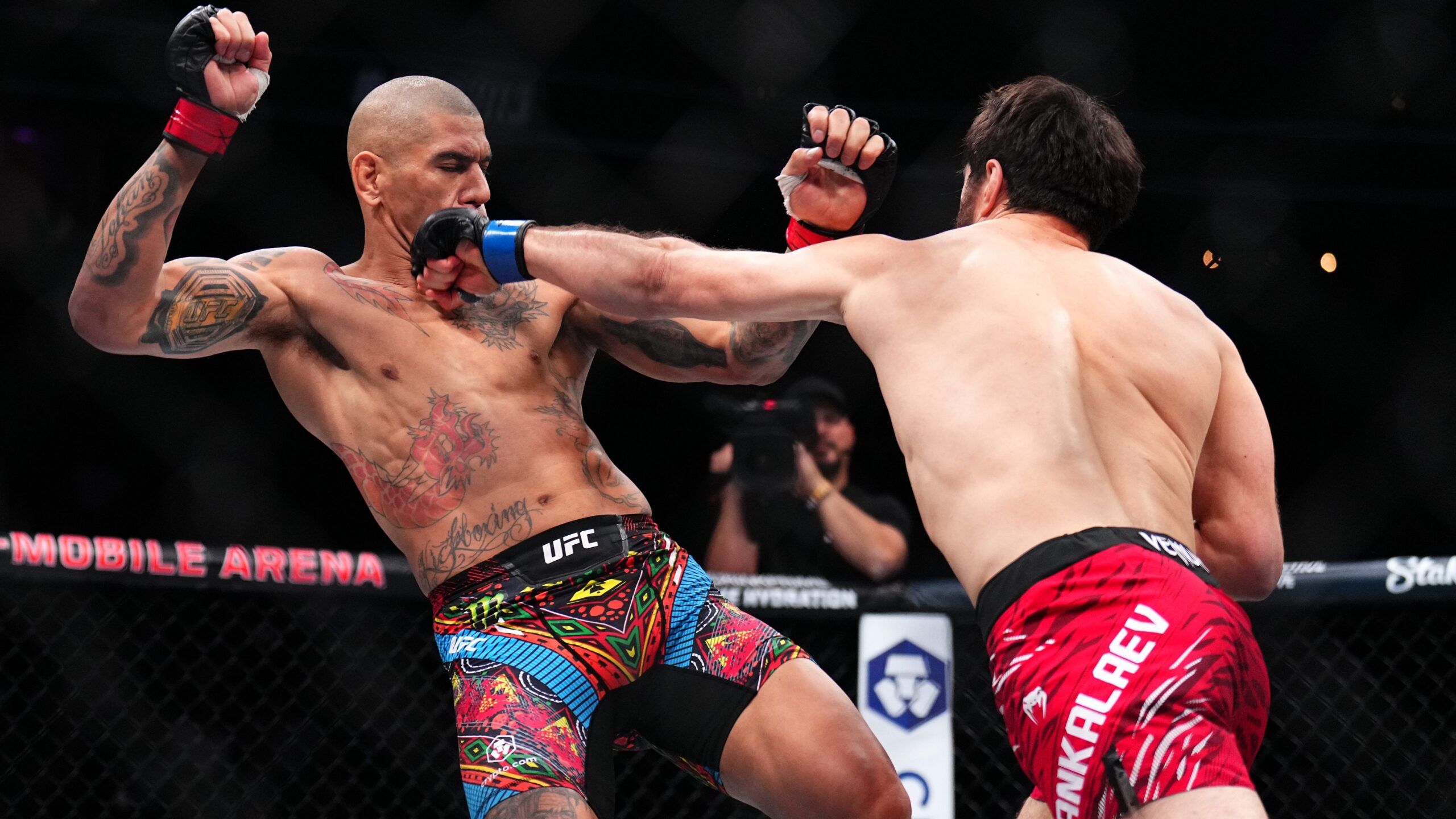 Magomed Ankalaev bat Alex Pereira de manière technique pour remporter le titre léger des poids lourds à l'UFC 313