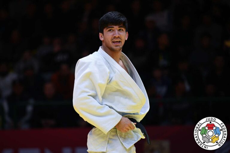 Shakhzodxuja Sharipov propose une autre médaille d'or à Homecrowd Uzbek