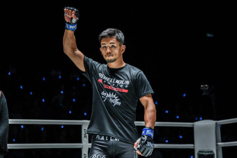 Wakamatsu capture la couronne MMA de poids mouche vacant, Phetjeeja conserve l'or après un thriller de cinq tours à un 172