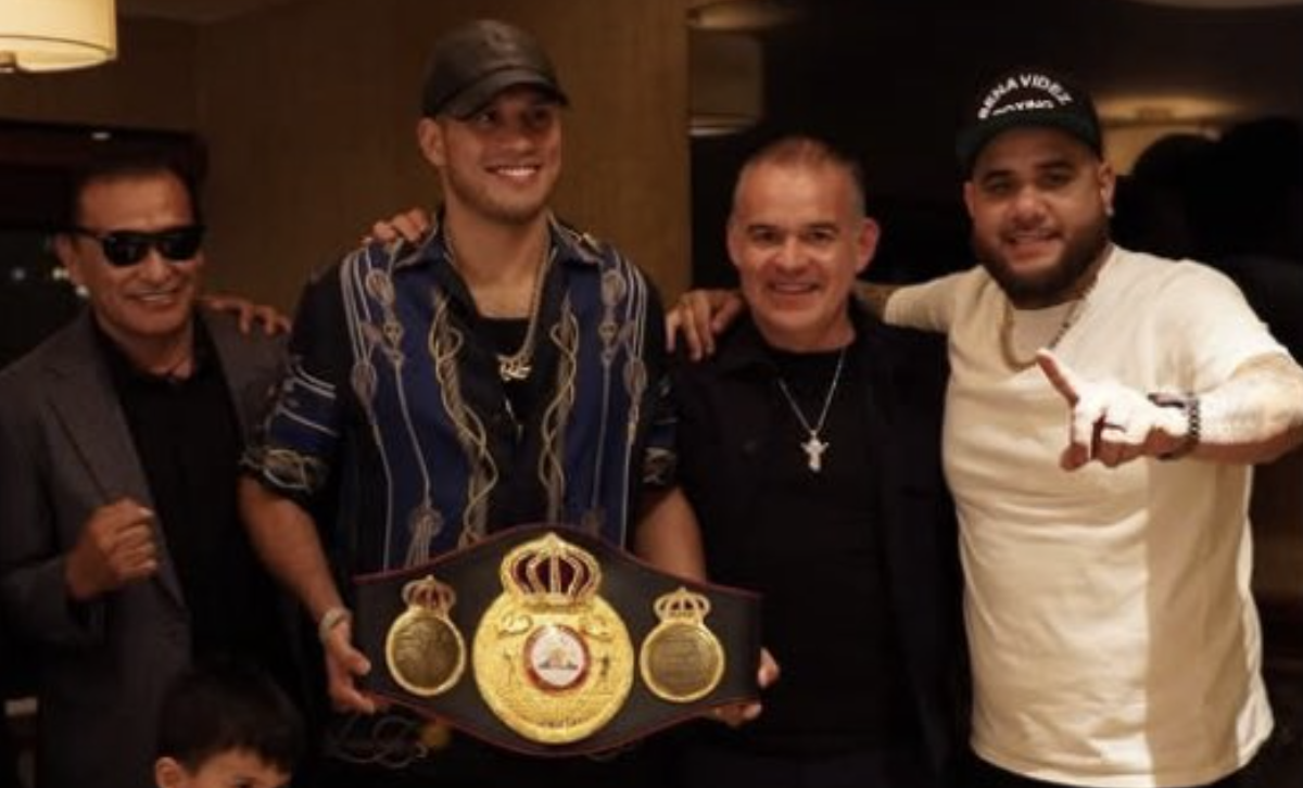 Benavidez reçoit une ceinture de championnat personnalisée