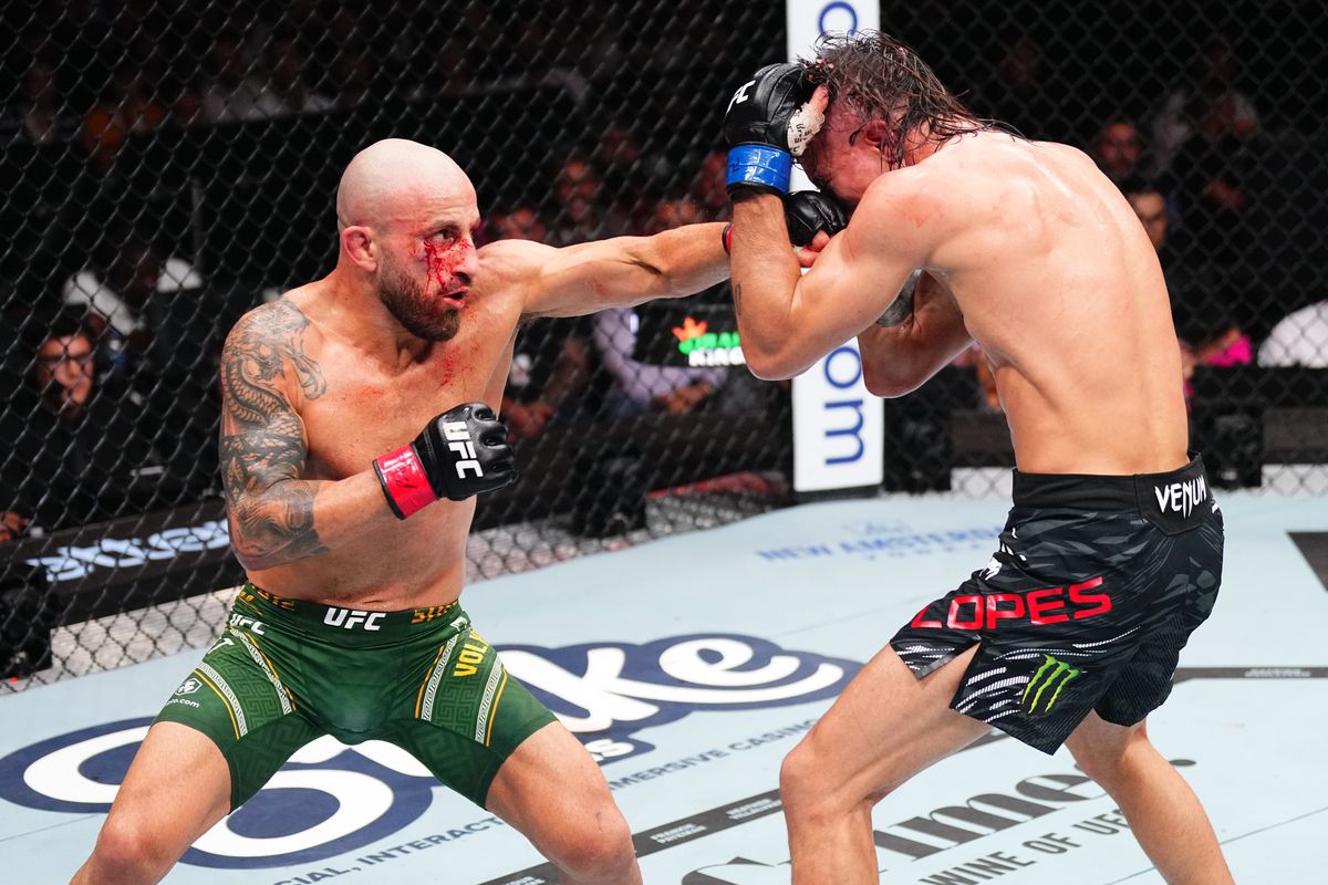 Alexander Volkanovksi récupére la couronne de poids plume UFC après 25 minutes avec Diego Lopes