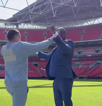 Dubois pousse USYK pendant le premier visage off