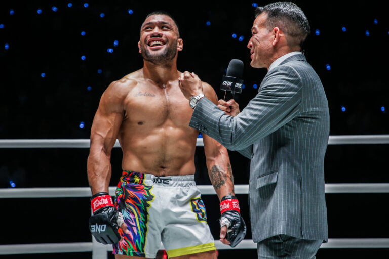 «  Ils renforcent la confiance en soi '' – comment la star de la MMA Isi Fittikefu utilise le sport pour améliorer la vie de ses enfants