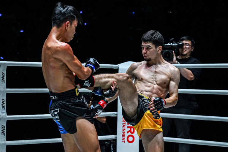 Un vendredi combat 107 résultats – Ortikov domine DedDuanglek pour rester parfait, Vero termine junior pour la première victoire
