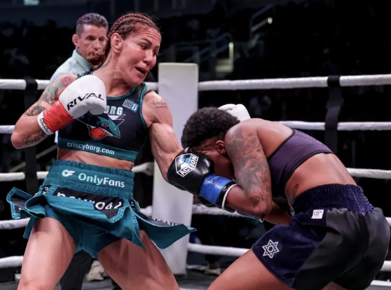 Cyborg arrête Harris-McCray; Appelle des boucliers