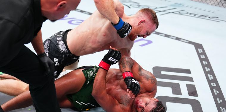 Jack Della Maddalena met l'entraîneur de grappling Craig Jones pour dormir pendant l'entraînement pour l'UFC 315