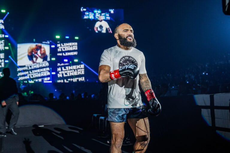 John Lineker détaille son amour pour «  The Walking Dead '', parle de stratégies de survie à l'apocalypse zombie