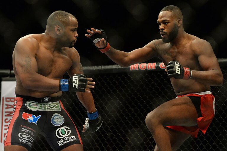 Daniel Cormier et Jon Jones racontent un moment « intense » lors du tournage d&rsquo;une émission de télé-réalité russe sur le MMA