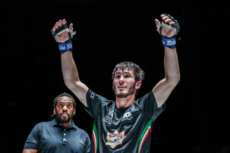 Les étoiles montantes russes Ibragim Dauev et Magomed Akaev se déroulent pour le match MMA à One Fight Night 32