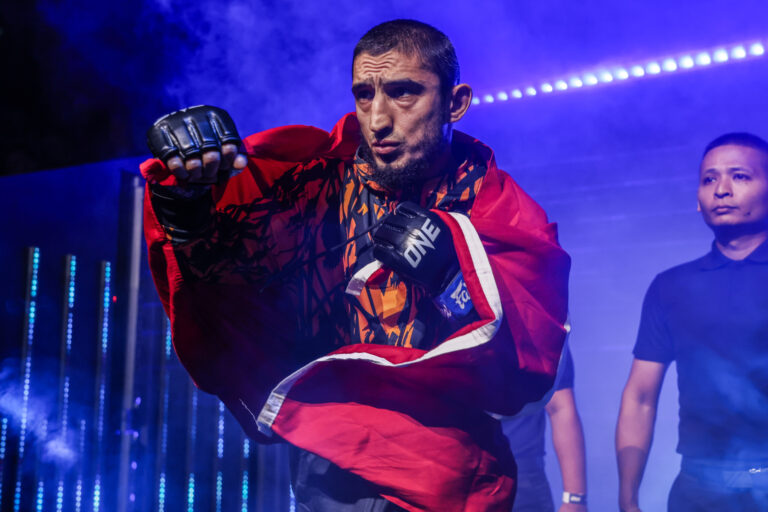 Les prétendants au MMA légers Alibeg Rasulov et Maurice Abevi se heurtent à une nuit de combat 32