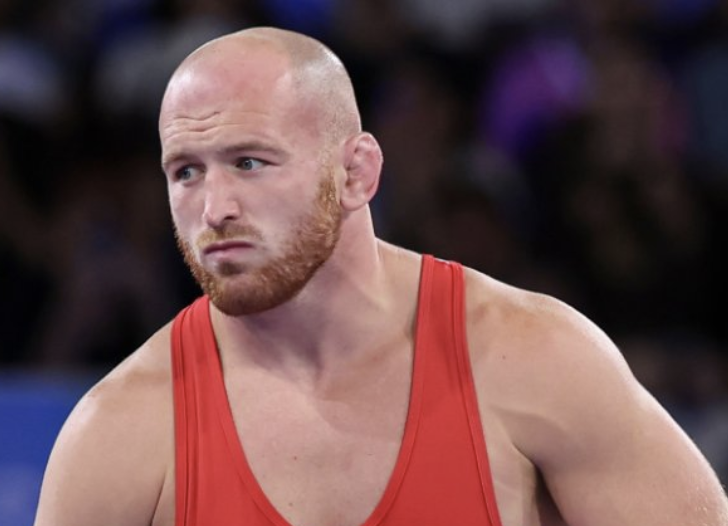 Lutteur olympique et ancien espoir de l'UFC arrêté