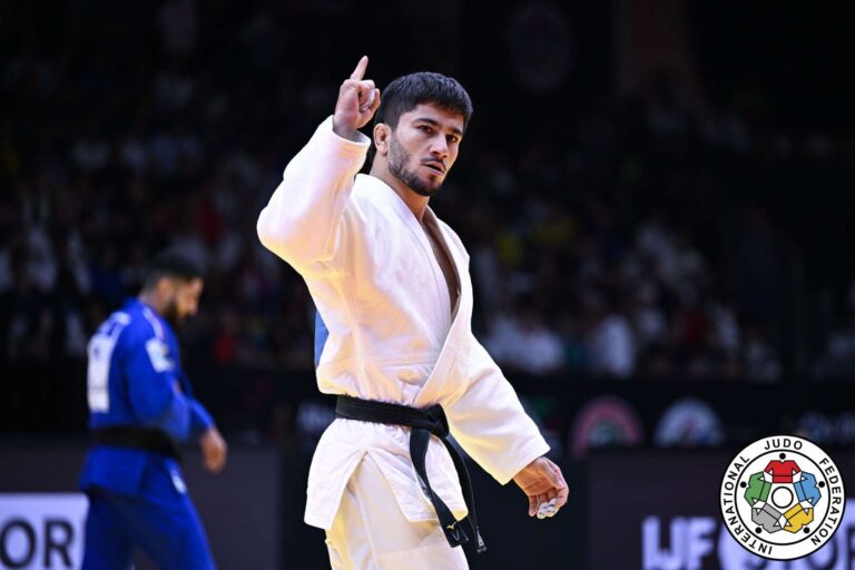 Party pour le Tadjikistan avec trois médaillés sur le podium U66KG