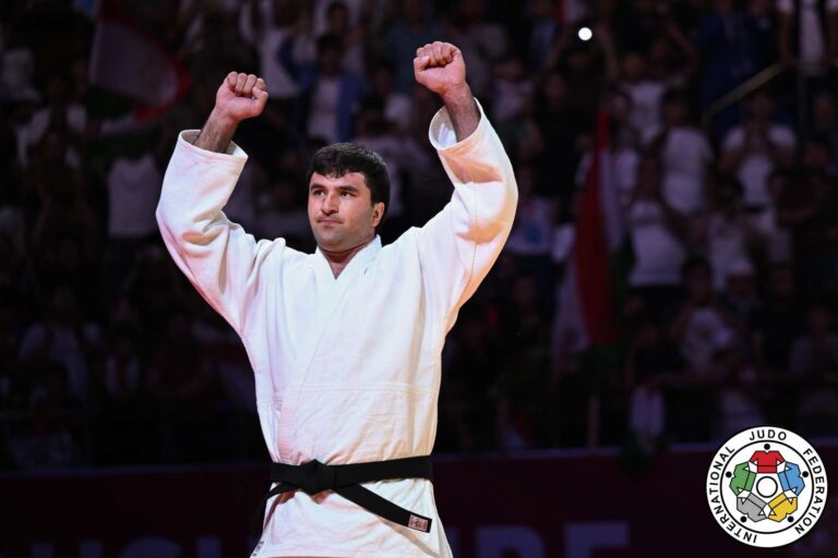 Temur Rakhimov offre une gloire dorée sur le sol à domicile
