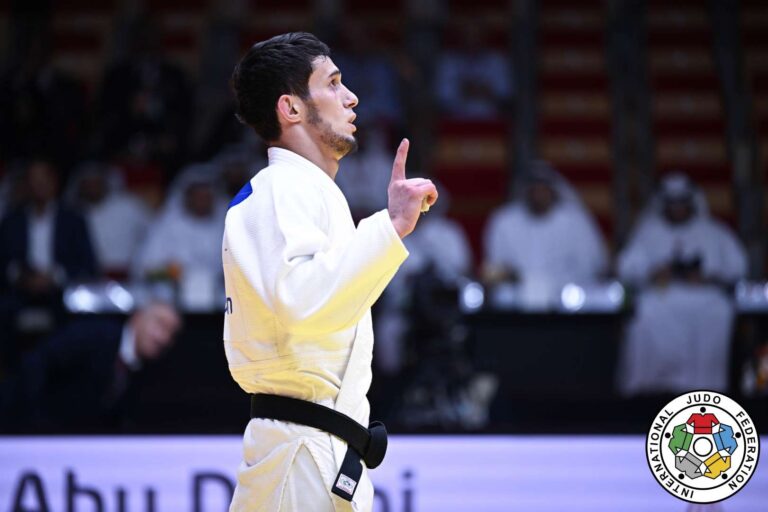 Yeldos Smetov distribue de l'or léger à Iznaur Saaev