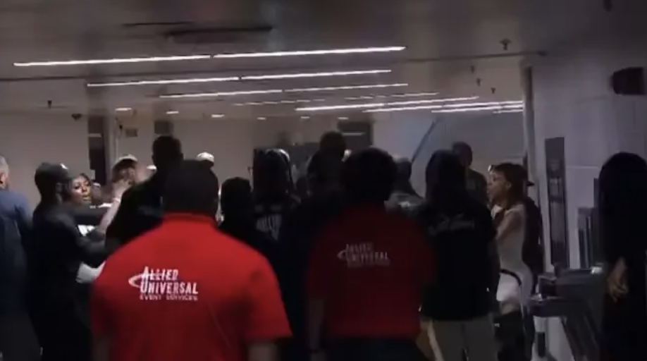 Keyshawn Davis éjecté de l'arène après la bagarre des vestiaires