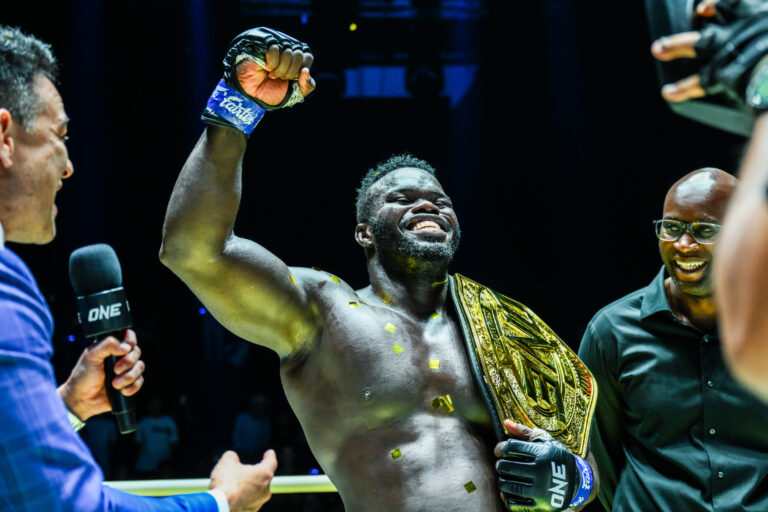 «  Tout le monde me connaît maintenant '' – Reug Reug embrasse la montée historique à la célébrité après avoir remporté le titre mondial MMA poids lourd