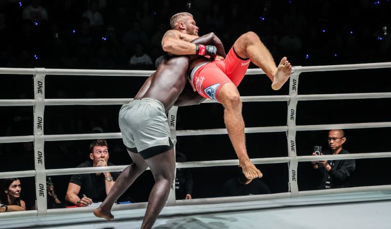 ONE Championnat Regrame du titre mondial des poids lourds entre Oumar Kane et Anatoly Malykhin se déroulant pour un 173