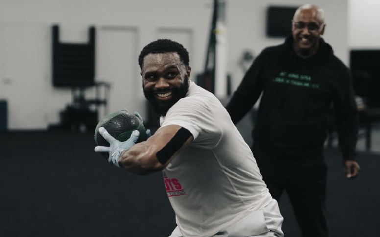 Ennis de retour à l'entraînement avant les débuts de poids moyen junior