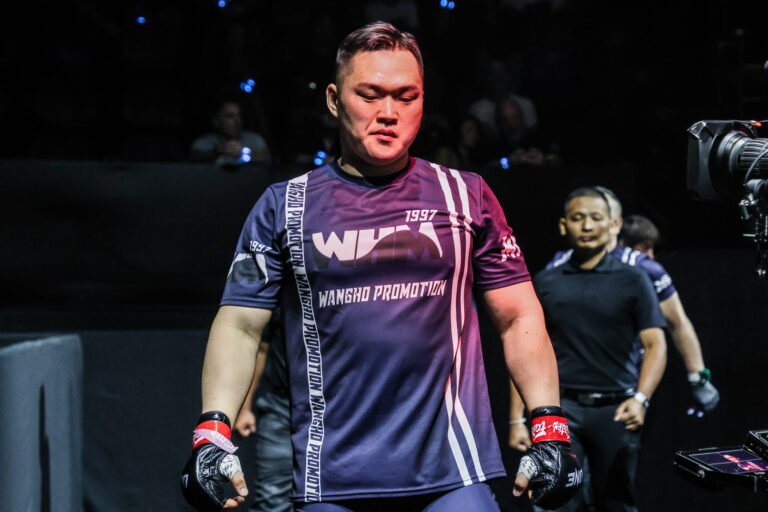 «  Je ne vois pas beaucoup de difficulté '' – Kang Ji a gagné confiant avant la bataille du MMA poids lourd avec Ryugo Takeuchi