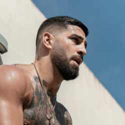 Topuria appelle le champion du monde de boxe