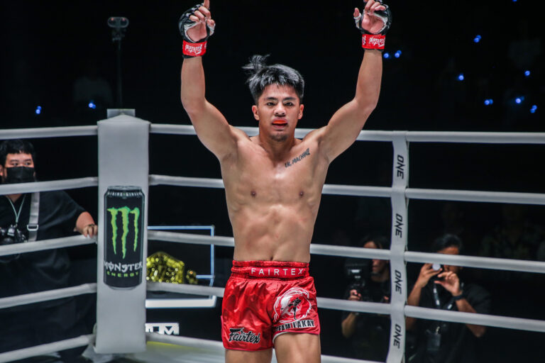 «  Une motivation supplémentaire '' – Comment la paternité alimente le retour de Jhanlo Mark Sangiao à One Fight Night 33
