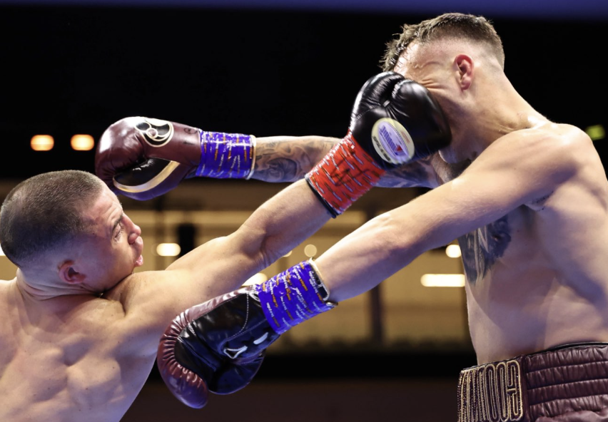 Nick Ball surmonte Sam Goodman pour rester champion des poids plumes WBA
