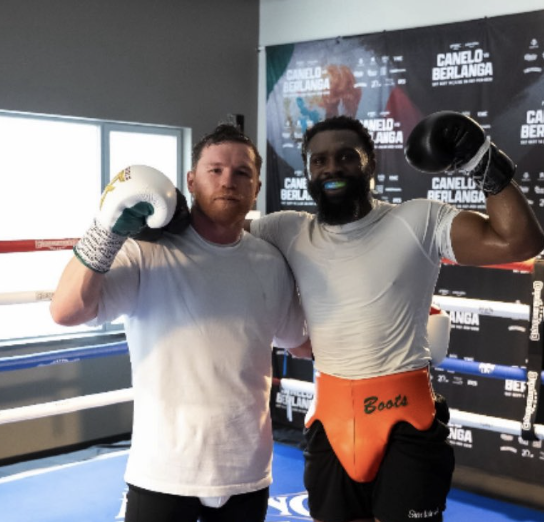 Canelo spars ennis pour le combat de Crawford