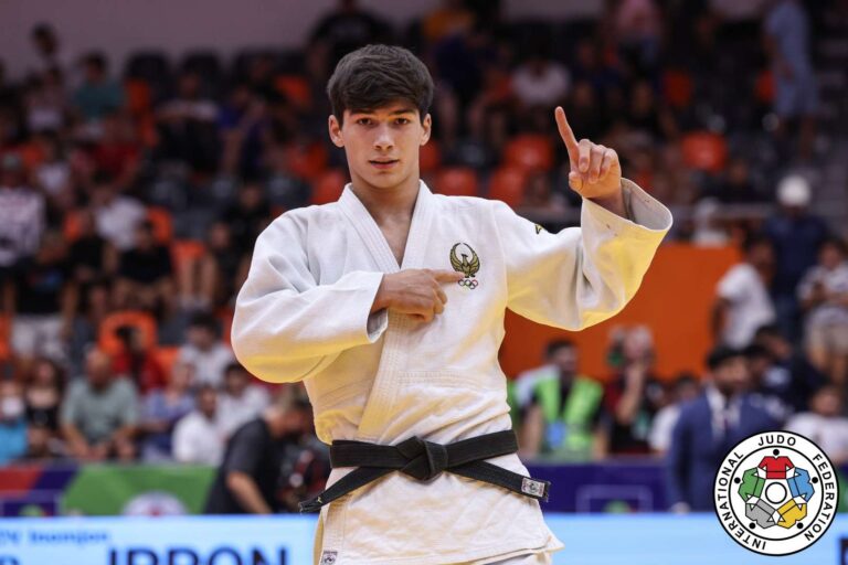 Inomjon Bakhodirov surprend Mumladze pour l'or en u81kg final