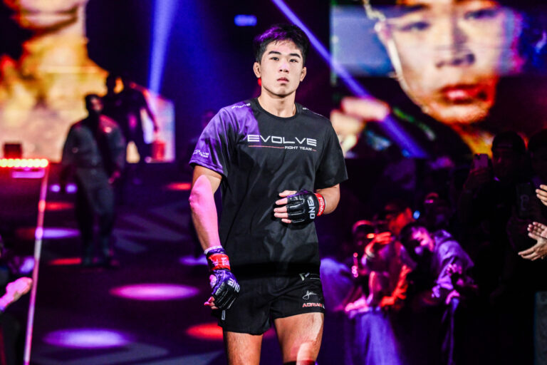 «  Je veux montrer aux fans qui je suis vraiment '' – comment Adrian Lee documente son voyage MMA à travers les médias sociaux