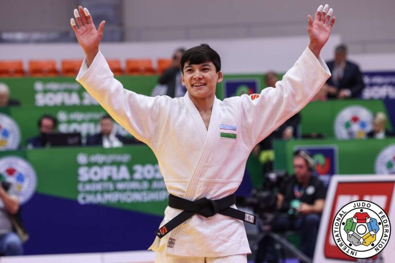 Khushnudbek Burkhonov se termine rapidement pour le titre mondial U55kg