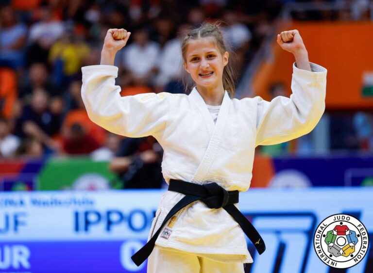 Nadezhda Mishenkina bat Turkish Kayir pour le titre mondial U44KG