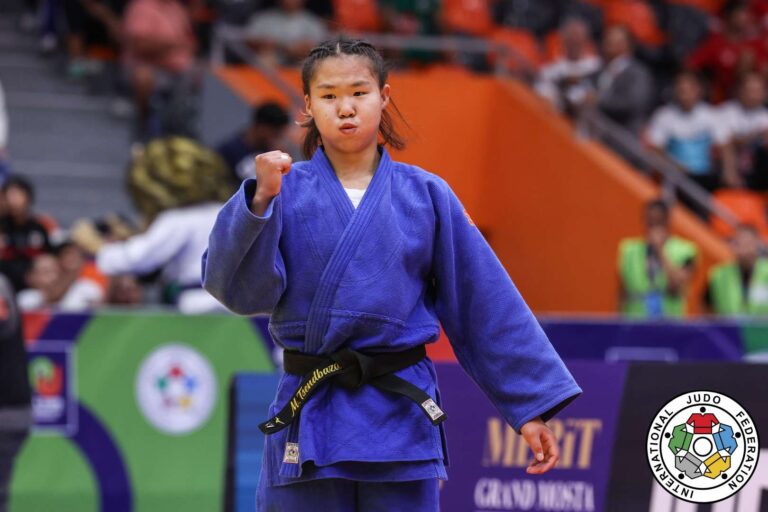 Tsendbazar Mashbat prend le titre mondial des cadets pour la Mongolie, Gankhuyag Bronze