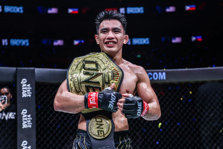 Une histoire complète du championnat du monde MMA un poids de paille