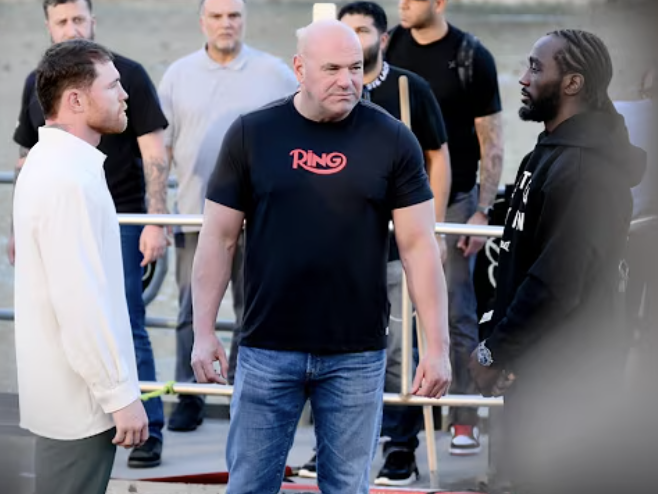 Les fans réagissent à Canelo Vs. Crawford Face-Off