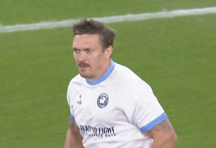 USYK joue dans l'équipe de football de bienfaisance pour l'équipe mondiale des légendes