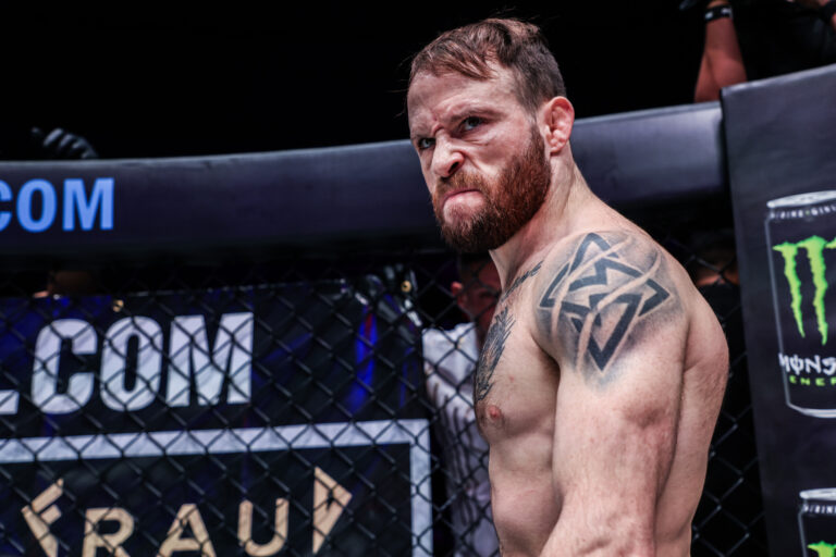 «  Il quitte son cou '' – Jarred Brooks décompose le match avec Mansur Malachiev lors d'une nuit de combat 36