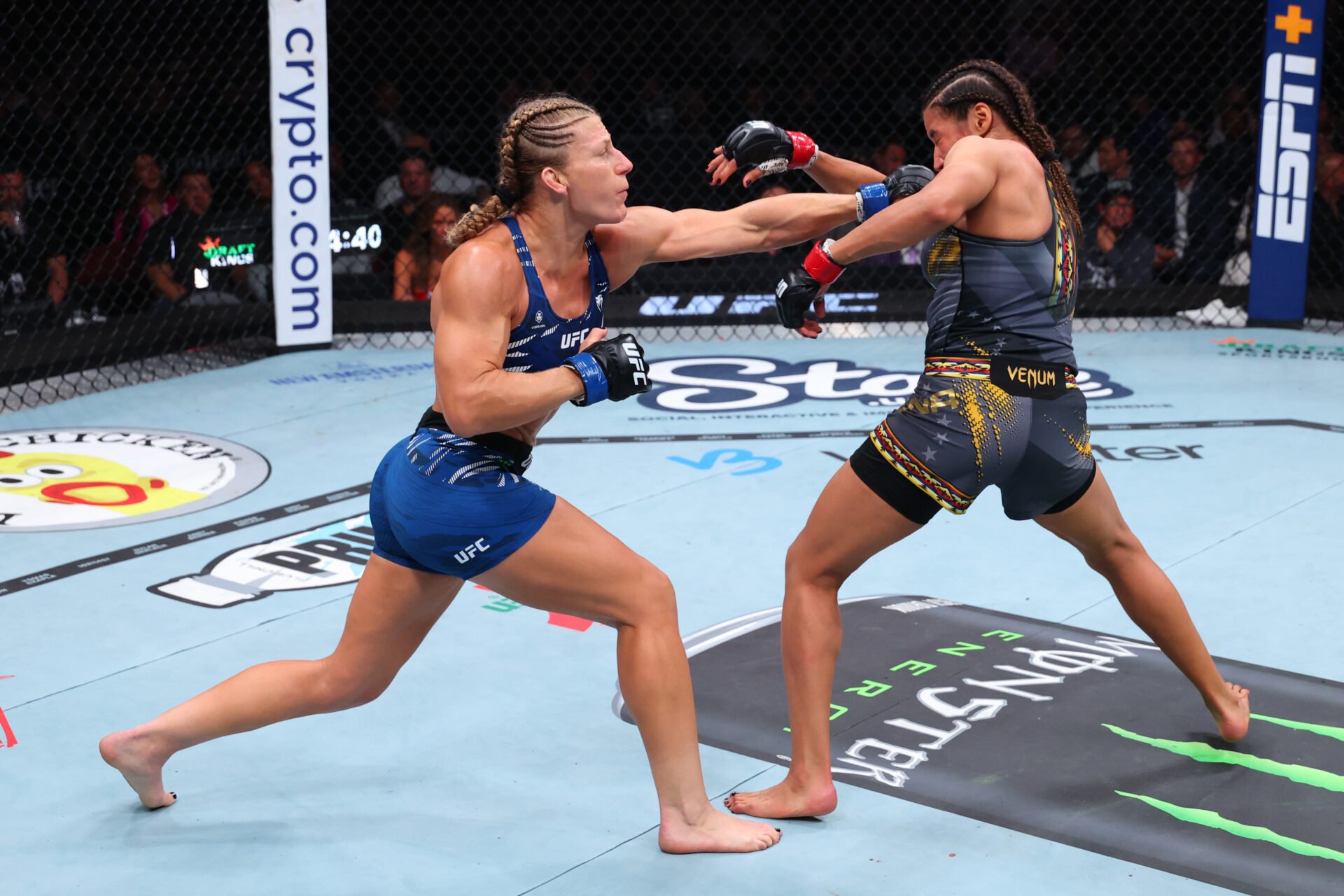 Kayla Harrison révèle qu'elle a partagé une prière avec Julianna Pena après l'UFC 316