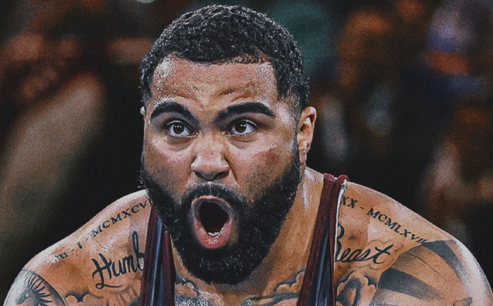 Le champion de la lutte olympique Gable Steveson arrête Braden Peterson lors des débuts du MMA