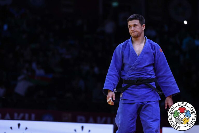 Niiaz Bilalov sur le podium avec de l'or à Qingdao