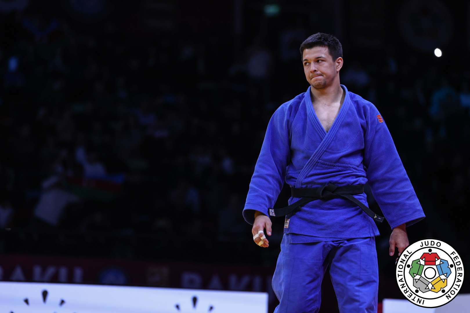 Niiaz Bilalov sur le podium avec de l'or à Qingdao