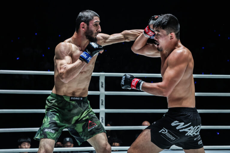 Les trois armes les plus dangereuses d'Alibeg Rasulov dans UN match revanche pour le titre mondial de MMA léger avec Christian Lee