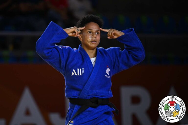 Amandine Buchard prend les commandes de la finale 100 % française en -57 kg