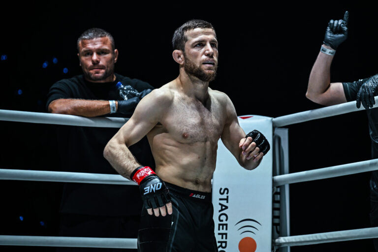 «  Pas aussi fort un lutteur qu'ils le pensent '' – Mansur Malachiev prévoit d'exposer Jarred Brooks lors d'une soirée de combat 36